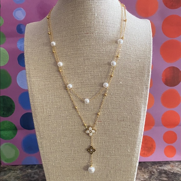 Jewelry - Elegant Gold and White Pearl Necklace
